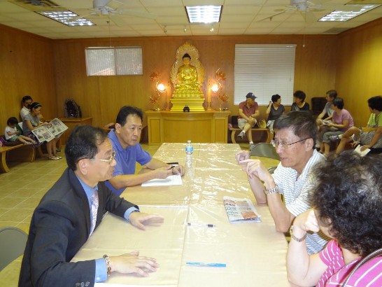 Secretary Chang and Dr. Ma in the Hong Yun Temple in Austin handling mobile consular service, as part of a new program initiated to make the process more convenient for Taiwanese living outside of Houston.