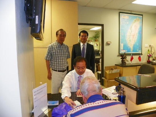  Ambassador Liao poses with famous percussionist Lin who performed in Houston.