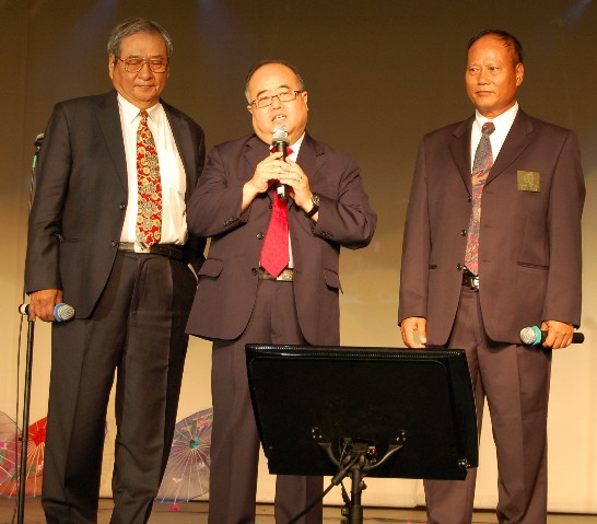 Pictured: Taiwanese Chamber of Commerce newly elected President Li (middle) with outgoing president Chang (right) and Vice-President Chou (left)
