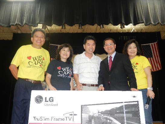 Mr. Fan of the Hakka Society wins a 50-inch TV as part of the charity event, sponsored by TECO in Houston, to benefit the Houston community.  Pictured here with Director General Liao. 