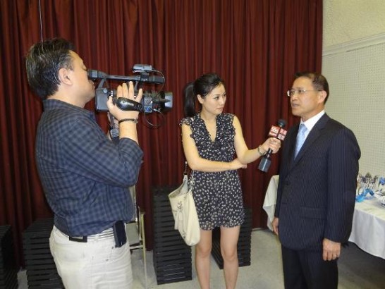 -	Director General Liao accepts an interview in regard to the exhibition of paintings hosted by the Song Nian Association in Houston