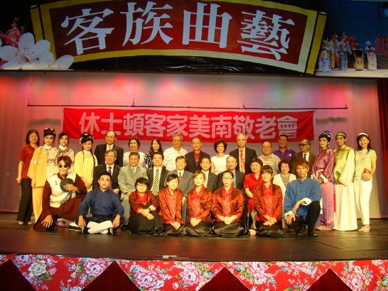 Director General Liao pictured with Miao Li musical performing troupe and Rong Shin Hakka performance troupe.