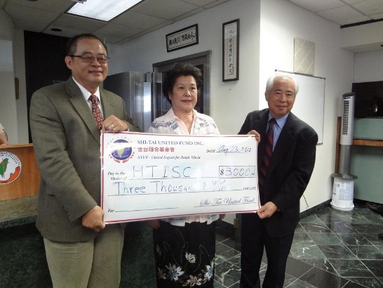 Board Chair Meifen Chen and President Samuel Hsu of HTISC received a US3,000 check for Endowment Fund from Secretary General John Lin of STUF. 