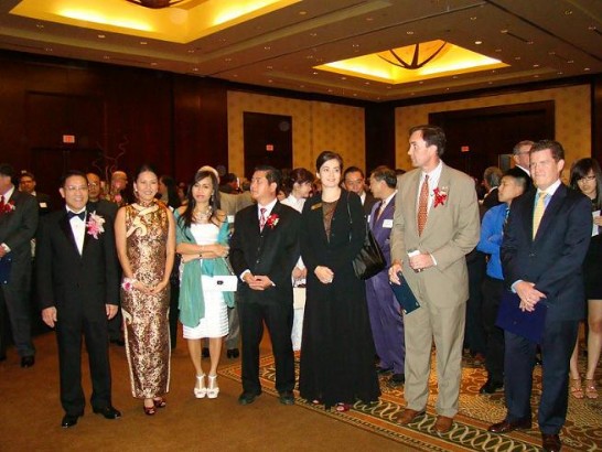 廖處長東周夫婦與聯邦眾議員Pete Olson(R-TX)等貴賓於酒會會場情形