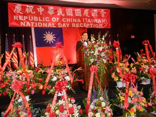 廖處長現場致詞感謝所有嘉賓齊聚同慶中華民國101年國慶，並盼未來持續努力提昇我國與美國、我國與德州等轄內各州之實質合作關係，共創美好未來