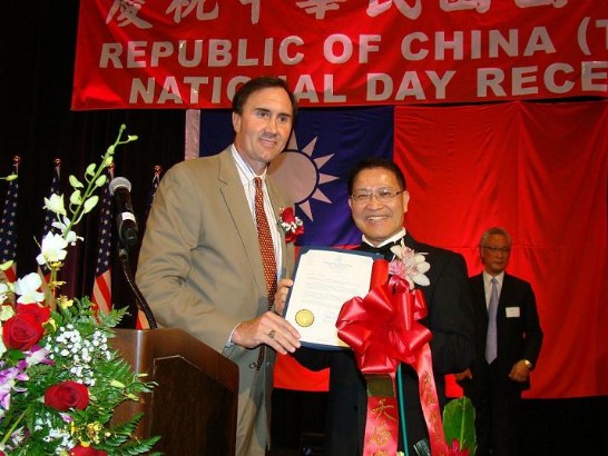 聯邦眾議員Pete Olson(R-TX)致贈祝賀狀，並與廖處長合影留念