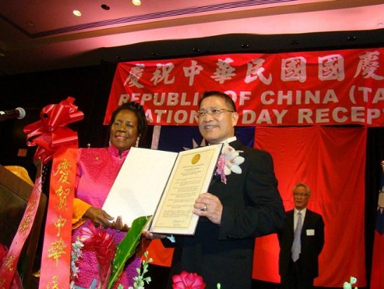 聯邦眾議員Sheila Jackson Lee(D-Texas)致贈祝賀狀，並與廖處長合影留念