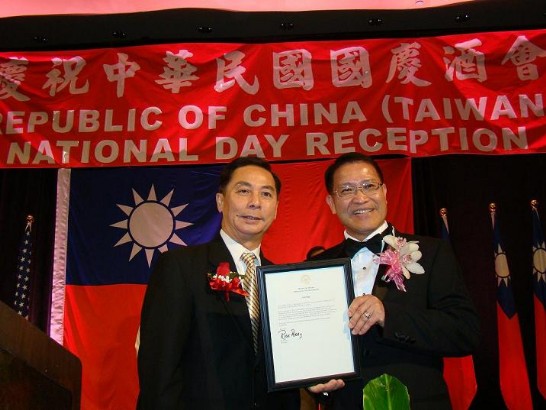 德州州議員Hubert Vo代表德州州長Rick Perry致贈祝賀狀，並與廖處長合影留念