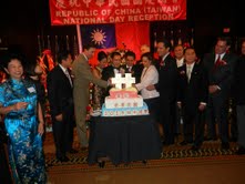 「慶祝中華民國101年雙十國慶茶會」於本(101)年10月7日上午在僑教中心大禮堂熱鬧登場，駐休士頓辦事處廖東周處長夫婦(左5、6)、中華公所共同主席陸忠先生(右3)、「休士頓慶祝中華民國101年國慶籌備會」主席賴李迎霞女士(左4)、「中華保健中心」會長洪良冰(左2)等嘉賓一起切國慶蛋糕慶祝