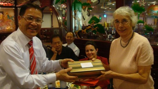 廖東周處長致贈Global Austin執行長Margie Kidd台灣高山茶葉禮盒以示謝意