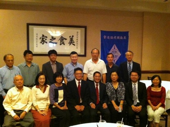 廖處長與新任會長劉耀華、卸任會長閻寶印及國建會會員們合影留念。