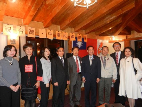 廖處長應邀參加奧斯汀國慶餐會並與奧斯汀台商會會員合影，左五為會長廖施仁