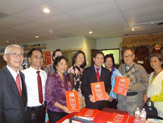 駐處廖東周處長夫婦頒贈賴清陽律師贈送老法律手冊予社區耆老。