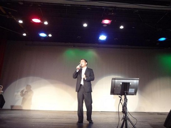 駐處廖處長應邀即席高歌一曲「愛拚才會贏」祝賀現場鄉親佳節愉快。