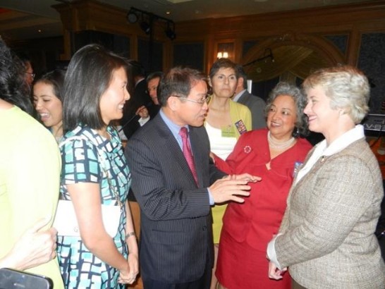 廖處長東周夫婦在民主黨全國委員會(DNC)德州全國委員(前副主席)Lenora Sorola-Pohlman女士陪同下與休士頓市長Annise Parker親切寒暄交談