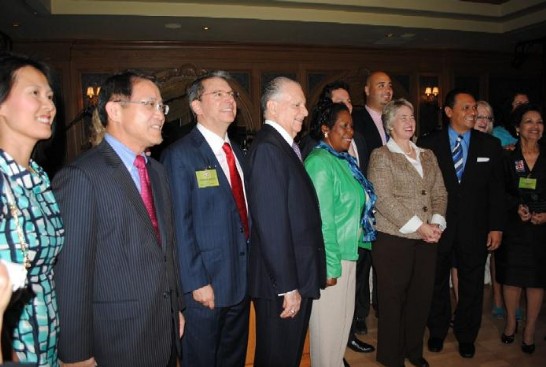 駐處廖處長東周夫婦於本(10)月3日晚6時30分應邀出席休士頓市長Annise Parker與P市長西裔諮詢委員會在休士頓水族館舉辦之慶祝西裔傳統週酒會，與在場之P市長及聯邦眾議員Sheila Jackson Lee(D-TX)等貴賓供休士頓多家媒體拍照合影