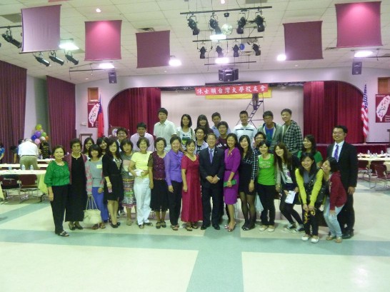 廖處長伉儷於結束時與現場來賓及工作人員合影留念