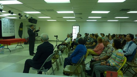 駐處廖東周處長說明業務轄訪及演講等情形，社區會員耆老均專注聆聽。