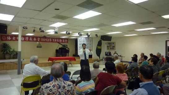 廖東周處長應邀為耆老鄉親獻唱「愛拚才會贏」、「車站」及「月亮代表我的心」等三首歌曲