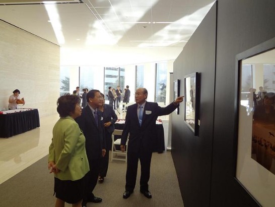 駐休士頓辦事處廖東周處長應邀參加「美南中國大專院校聯合校友會」於本（101）年11月9日在休士頓市中心3 Allen Center舉行“Touch of Nature”攝影展開幕式