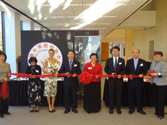 廖處長(左4)、休士頓市長辦公室文化事務執行助理Maricela Kruseman(左3)、「美南中國大專院校聯合校友會」劉秀美會長(右4)、攝影協會黄錦波前會長(右2)、僑教中心王偉讚主任(右3)等為攝影展剪綵，正式為展覽拉開序幕。