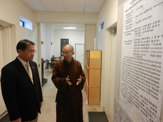 見曇法師向廖處長介紹中台禪寺十週年法會發心功德榜