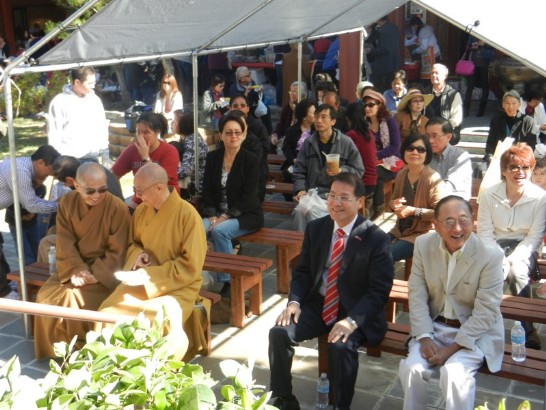 駐休士頓辦事處廖處長東周於本(11)月17日上午應邀參加德州佛教會玉佛寺舉辦的年度義賣大會