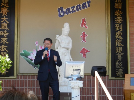 廖處長東周於德州佛教會玉佛寺年度義賣大會中獻唱「愛拚才會贏」等歌曲義賣