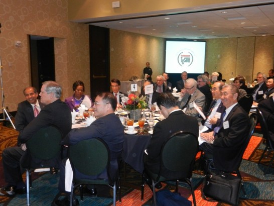 駐休士頓辦事處廖處長東周於本月19日上午11時30分應邀出席休士頓大學德州超導體中心成立25週年午餐研討會。主辦單位特別安排廖總領事與諾貝爾物理獎得主丁院士肇中、中央研究院朱院士經武、中央研究院吳院士茂昆(東華大學校長)、聯邦眾議員Sheila Jackson Lee(D-TX)及休士頓大學副校長Bathindra Bose等貴賓同坐首桌