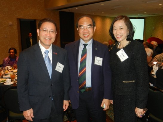 廖處長東周與科學組周組長家蓓於休士頓大學德州超導體中心成立25週年午餐研討會中與中央研究院吳院士茂昆合影