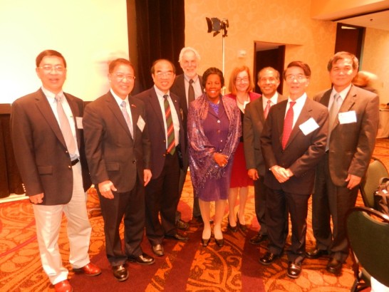 廖處長東周於休士頓大學德州超導體中心成立25週年午餐研討會中與聯邦眾議員Sheila Jackson Lee(D-TX)、休士頓大學副校長Bathindra Bose、中央研究院朱院士經武、中央研究院吳院士茂昆、國立中山大學楊校長弘敦、中央研究院物理研究所李所長定國等合影