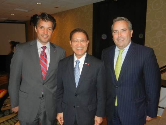 廖處長東周於休士頓大學德州超導體中心成立25週年午餐研討會中會晤聯邦參議員Kay Bailey Hutchison(R-TX) 選區主任Jason Fuller及聯邦參議員John Cornyn(R-TX) 選區主任Jay Guerrero