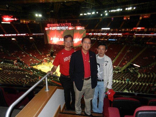 駐休士頓辦事處廖東周處長(中) 應邀以嘉賓身份偕齊永強組長(左1)、陳彥夆組長(右1)及吳宜侃秘書到場為火箭隊及林書豪加油