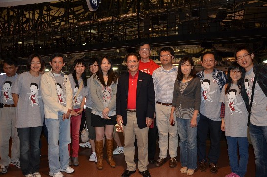 中場休息時間，廖處長偕同仁前往向現場觀賽的我僑胞及留學生們寒暄致意