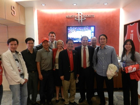 廖處長與休士頓火箭隊團隊幹部及球隊贊助廠商嘉賓們於賽後合影留念
