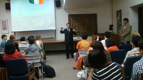 駐休士頓辦事處廖處長東周11月5日在德州大學奧斯汀分校(University of Texas at Austin)之「東亞研究中心」(Center for East Asian Studies)演講，圖右為「東亞研究中心」主任Dr. Robert Oppenheim