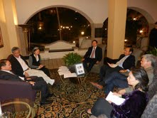 駐休士頓辦事處廖東周處長向巴頓魯治地區僑領解答相關領務詢問