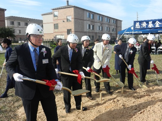 慈濟德州分會黃執行長濟恩(左一)與廖處長東周(左二)及德州州眾議員Hubert Vo(左三)等在場來賓共同進行破土儀式。