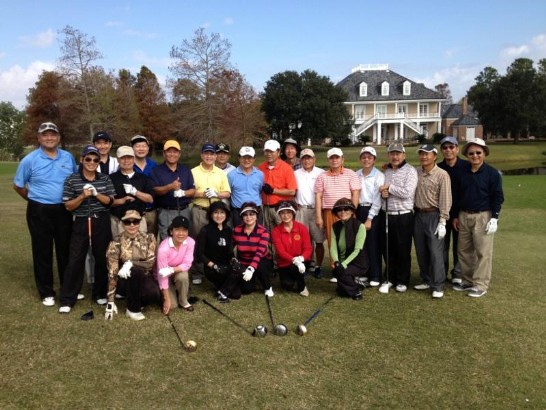 「紐奧良高爾夫球五強邀請賽」於本（101）年12月1日及2日在English Turn Country Club及TPC Golf Country Club舉行，駐休士頓辦事處廖東周處長應邀主持開球儀式並主辦單位紐奧良台商會陳金麗會長及夫婿李春紅僑務顧問等與所有球友合影留念。