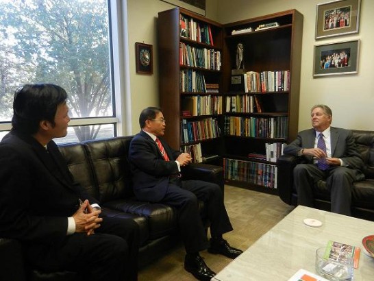 廖處長東周與德大達拉斯分校首席副校長B.H. Wildenthal晤談