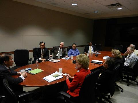 廖處長與德大達拉斯分校企管學院校務主管分享我國國情。