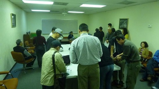  駐處於達拉斯華人活動中心辦理行動領務申請者熱烈回應情形。