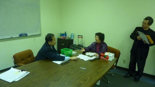 駐處張家華秘書向達福地區耆老說明文件驗證相關程序及規定