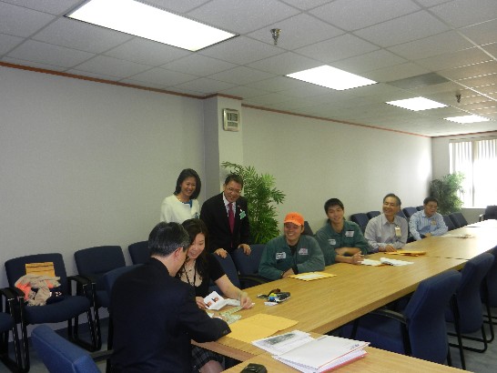 駐處廖處長東周夫婦於本(12)月17日上午赴德州牛港市(Port Lavaca)轄訪，並於當日上午11時在臺塑德州Point Comfort分公司會議室舉辦行動領務。陳組長彥夆曾協助受理當地僑胞領務申請案件