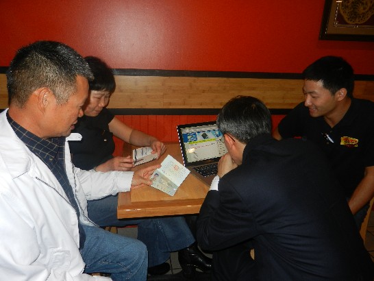 駐處於本(12)月17日晚在德州南部聖體市(Corpus Christi)湯僑務顧問亞麗所開設之Yalee亞洲餐館辦理行動領務。陳組長彥夆曾協助該市中餐廳負責人何基本申辦領務案件