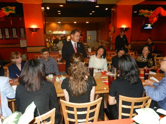 駐處廖處長東周夫婦、商務組黃組長立正及陳組長彥夆於本(12)月17日晚在聖體市(Corpus Christi)湯僑務顧問亞麗所開設的Yalee亞洲餐館辦理行動領務並宴請該市法官Marisala Saldana女士、德州農工大學助理教授向秉榮、中文老師何燕涵及中餐廳老板何基本夫婦等10餘名當地政要與僑胞