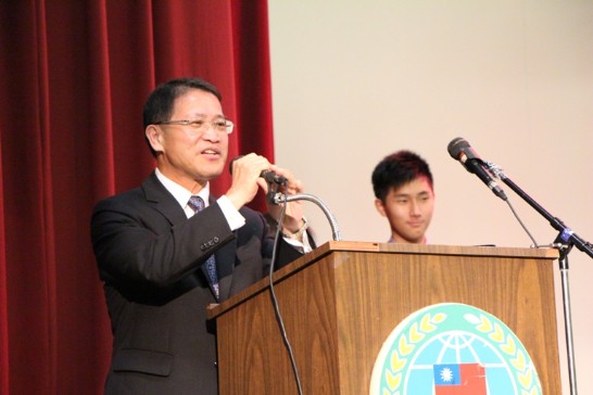 廖處長東周於本(101)年12月18日下午5時30分至6時30分在休士頓僑教中心舉辦的全僑慶祝廖處長在休士頓市議會接受表揚茶會中與僑界代表分享當日接受休士頓市長Annise Parker表揚情形，並展示P市長表揚狀