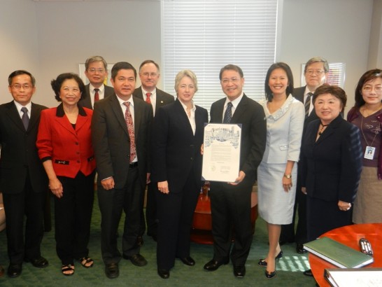 駐休士頓辦事處廖處長東周於本(101)年12月18日在休士頓市議會接受休士頓市長Annise Parker表揚，P市長於結束主持休士頓議會後在貴賓休息室與廖處長夫婦等駐處同仁、休士頓市議員Al Hoang、市議員Mike Laster及王僑務委員秀姿等僑領合影留念