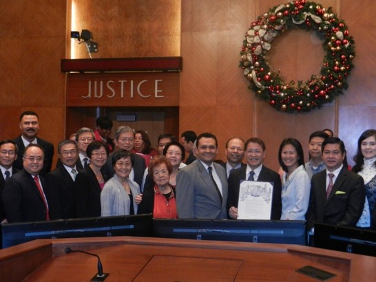 頒贈儀式後，休士頓代理市長Ed Gonzalez偕市議員Al Hoang、市議員Helena Brown及市議員C.O. Bradford與廖處長東周夫婦及出席僑界代表合影