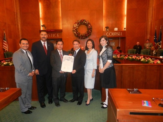 休士頓代理市長Ed Gonzalez、市議員Al Hoang、市議員Helena Brown及市議員C.O. Bradford代表休士頓市長Annise Parker於本年12月18日在休士頓市議會頒贈表揚狀給廖處長東周